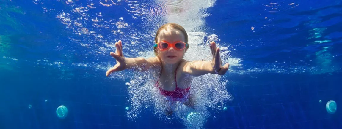 7 astuces pour qu’un enfant vive sa vie à 100 à l’heure enfant qui nage sous l'eau