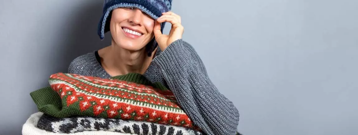 Mon pull en laine, je l’aime… jusqu’au lavage Une femme prend soin de ses pulls en laine