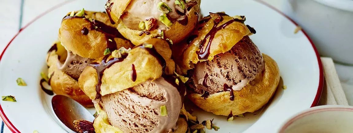 Profiteroles choco-noisette et éclats de pistache Profiteroles choco-noisette et éclats de pistache