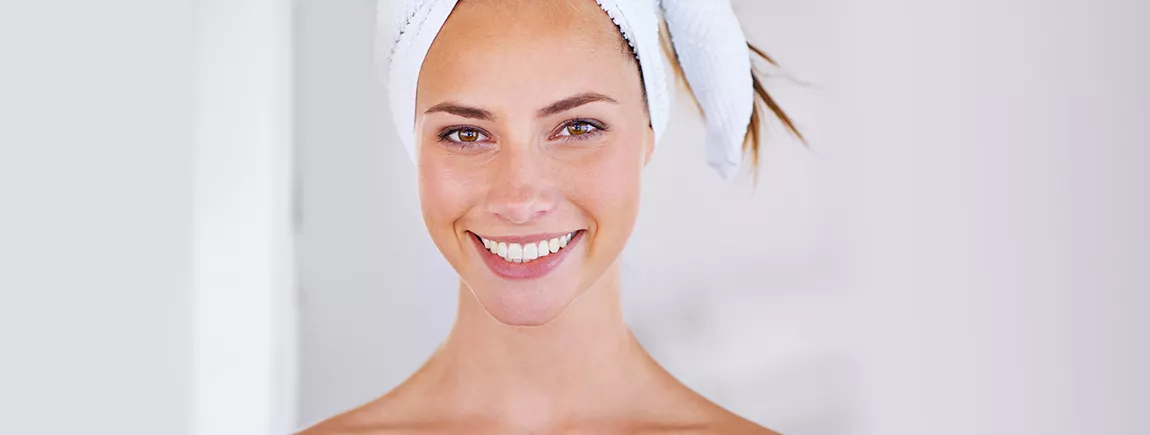 Une femme applique une routine beauté détox