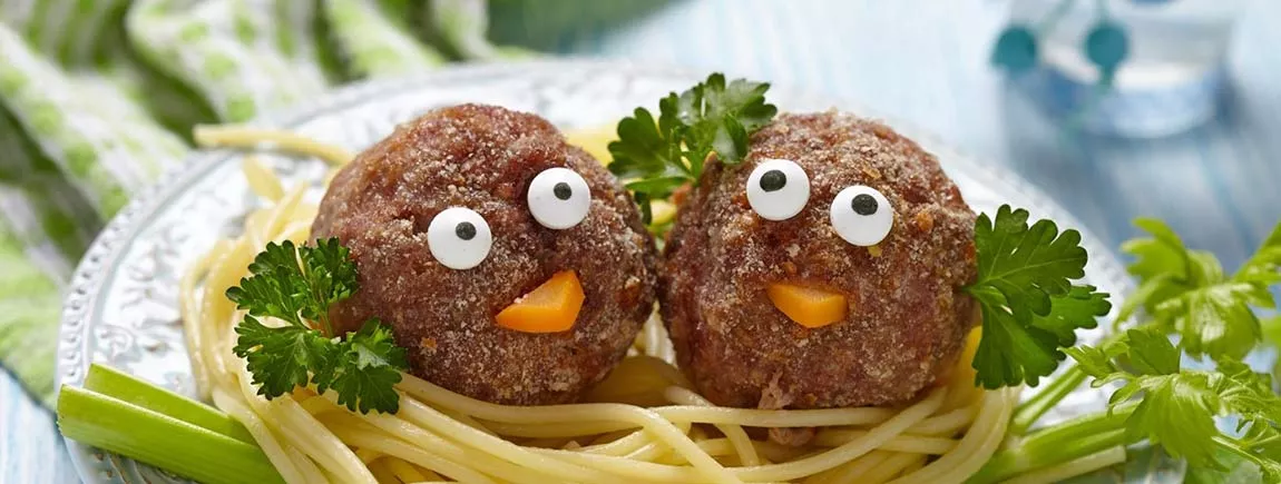 Boulettes de légumes oisillons dans leur nid de spaghettis boulettes de paques