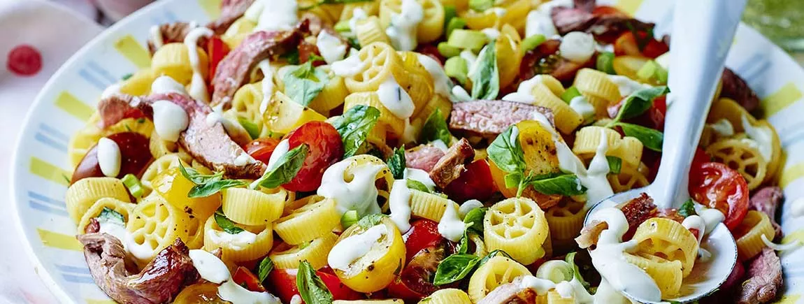 Salade de pâtes à l'orientale avec Amora® sauce Kebab