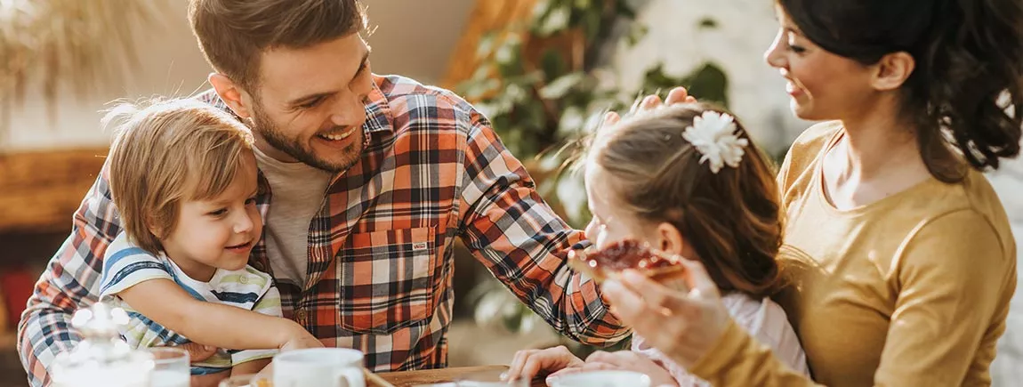 Fêtes des mères et des pères : prêts pour une journée 100 % surprise ? Un petit déjeuner au lit pour la Fête des pères et la Fête des mères