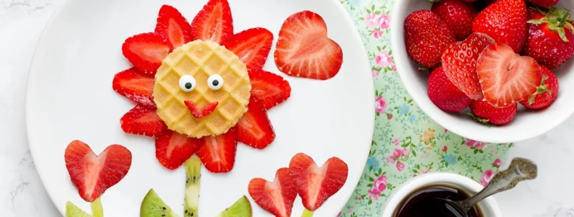 Des fleurs à croquer Une fleur en fraises et kiwis