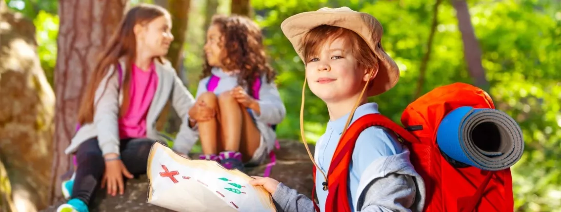 Chasse au trésor en forêt en mode petits trappeurs ! Des enfants s’amusent en forêt