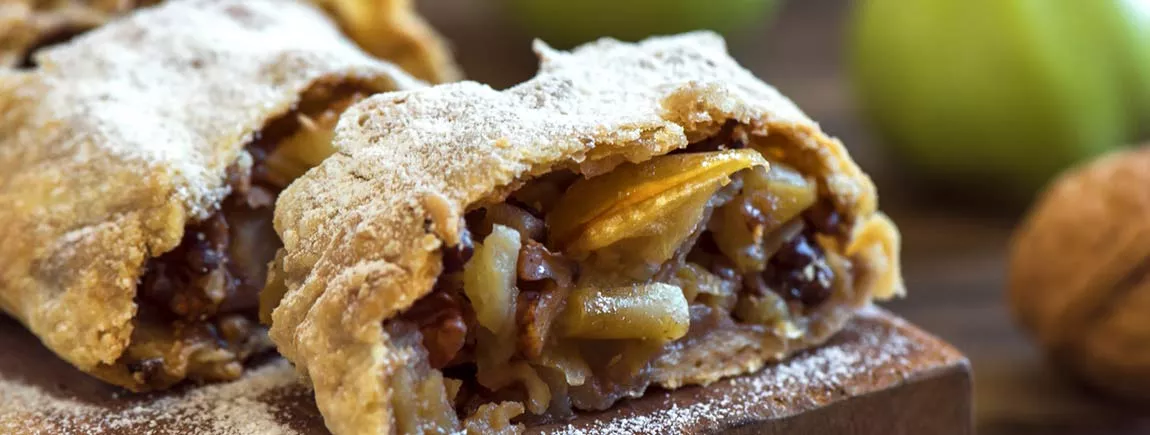 Strudel aux pommes, raisins secs et noisettes Strudel aux pommes