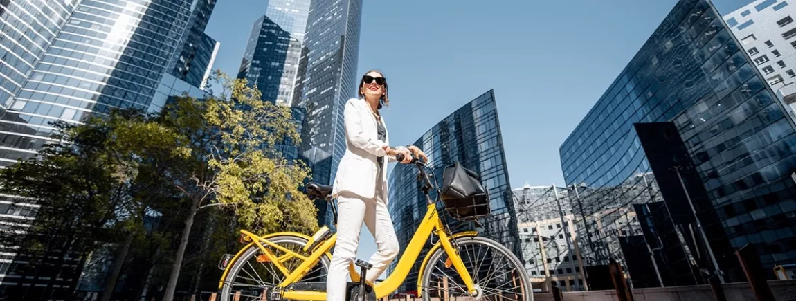 Vous êtes chaud pour le vélo ? (Vous allez l'être après cet article) femme sur vélo de ville jaune