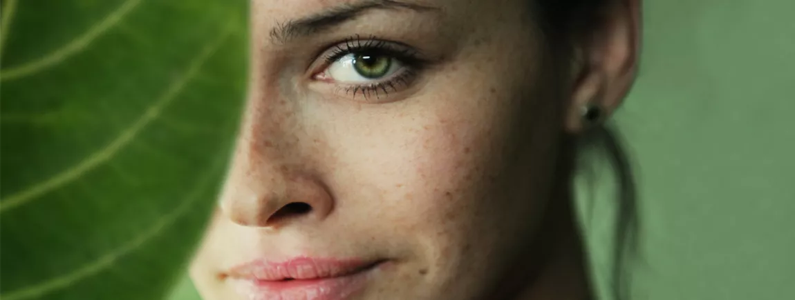Faites l’expérience du Pouvoir des plantes, allié au soin Dove® Une femme entourée de plantes