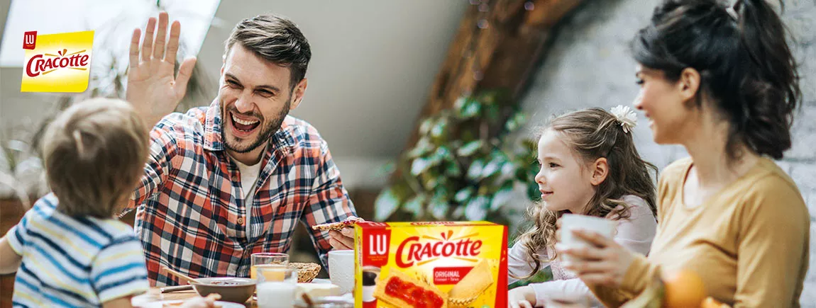 3 recettes gourmandes et croustillantes pour un petit déj’ de bonne humeur avec Cracotte® famille prend son petit déjeuner avec Cracotte®