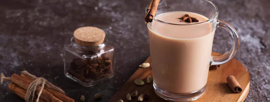 Chai latte au thé noir Un chai latte au thé noir