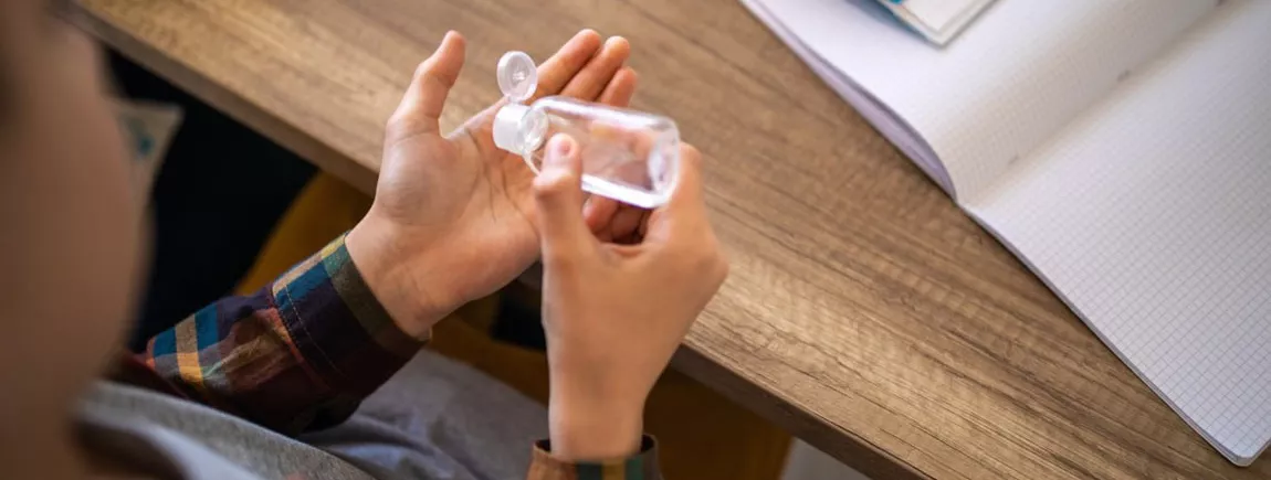 Se nettoyer les mains avec du gel hydroalcoolique
