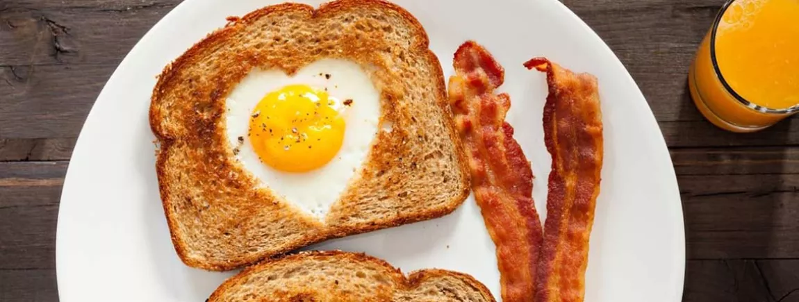 Des toasts en cœur pour la Fête des Mères ! Des toasts avec des œufs sur le plat en forme de coeur