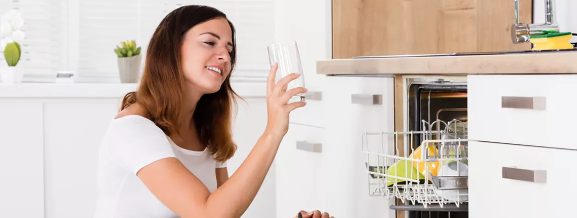 Avec Sun, entretenez et nettoyez votre lave-vaisselle pour qu’il reste toujours en parfait état de marche et pour une vaisselle impeccable plus longtemps !
