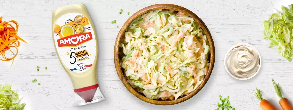 Coleslaw avec Amora Un saladier de coleslaw