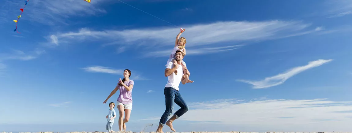  Une famille sur la plage