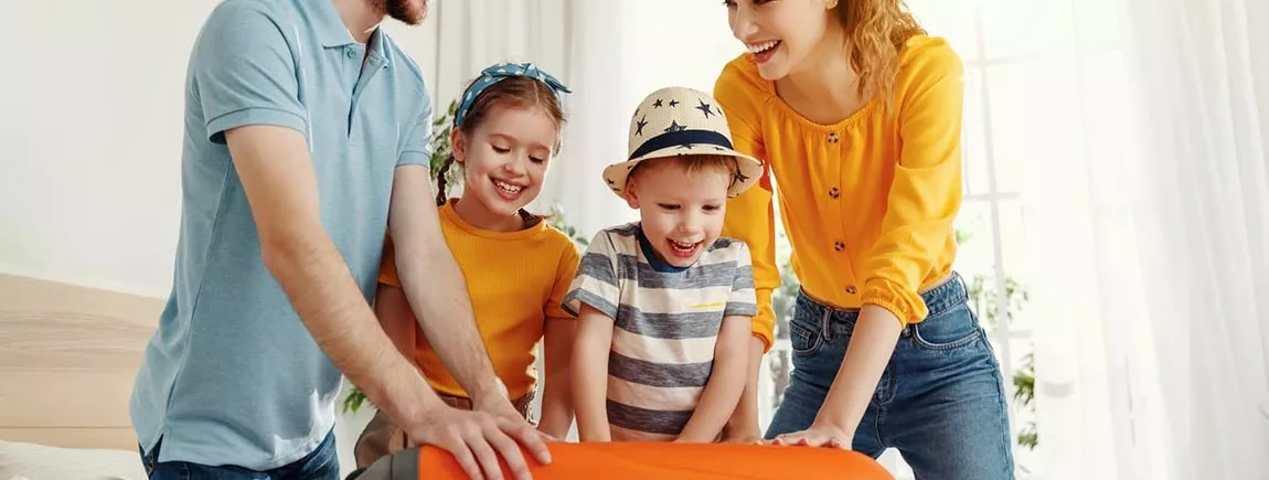 Départ en vacances : 10 petits gestes auxquels penser pour partir en mode zen Une famille qui part en vacances