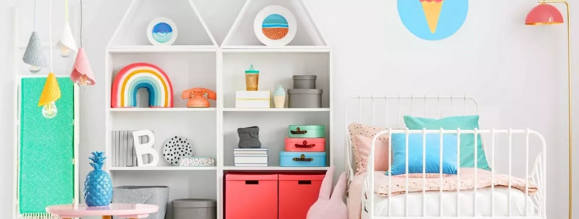 Jouets rangés dans la chambre d’enfant