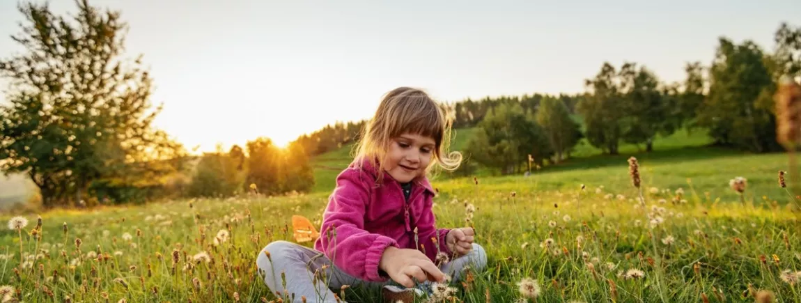 une petite fille dans un champ