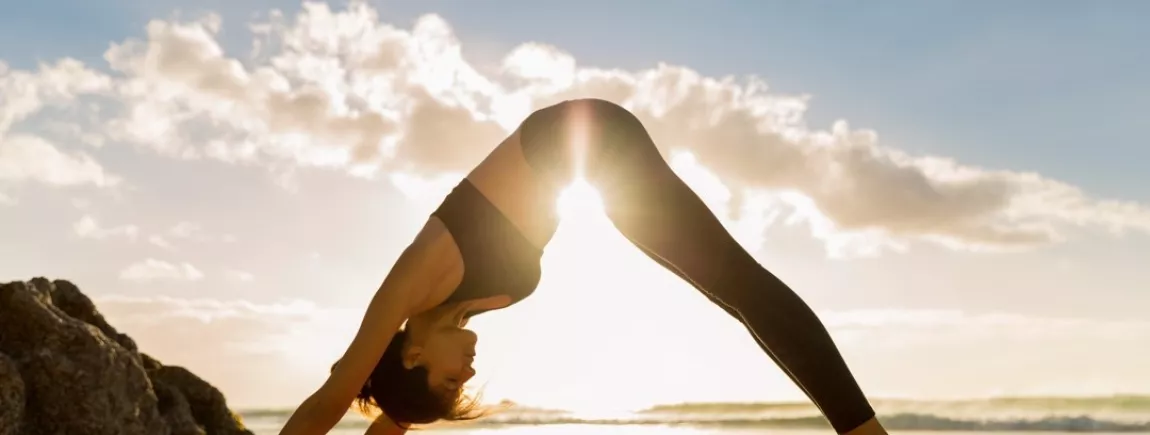 Yoga à la plage : des postures pour chaque moment de la journée Yoga à la plage : des postures pour chaque moment de la journée