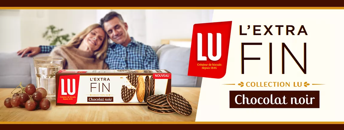 Nouveau biscuit LU L’Extra Fin, pour un plaisir tout en finesse ! Un couple déguste ses biscuits LU l’Extra Fin sur son canapé.