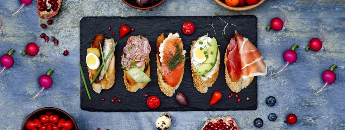 Un apérotif de toasts disposés sur une ardoise