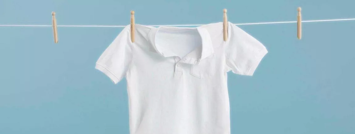 Comment laver une chemise avec Skip ? Polo blanc suspendu
