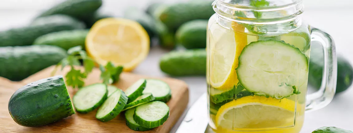 Une eau végétale infusée concombre et coriandre Une eau aromatisée au concombre et à la coriandre