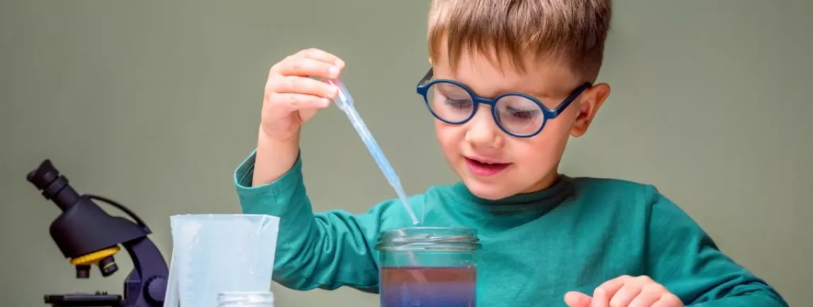 5 expériences scientifiques à faire avec les enfants Un petit garçon fait une expérience scientifique