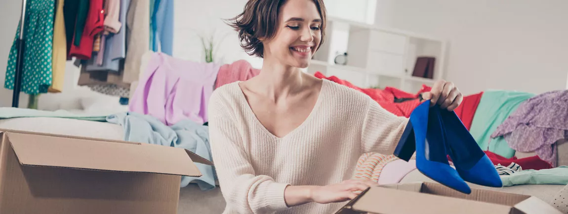 Une femme dans une boutique de seconde main