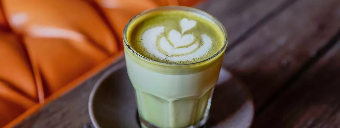 Un latte au thé vert matcha