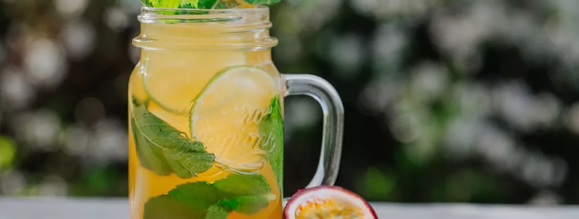 Un mocktail tropical passion-citron-menthe Un mocktail tropical passion-citron et menthe
