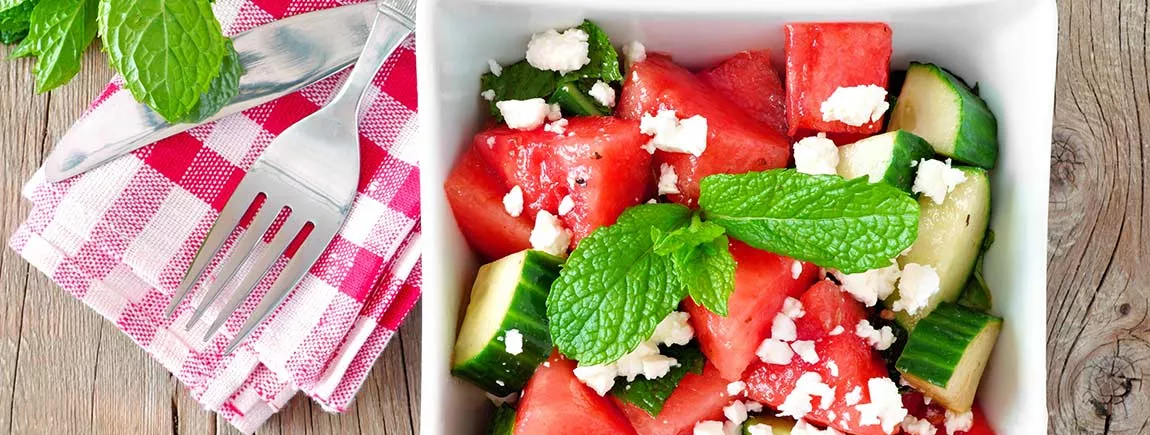 Salade fraîche pastèque concombre menthe Une salade de pastèque, menthe, feta et concombre