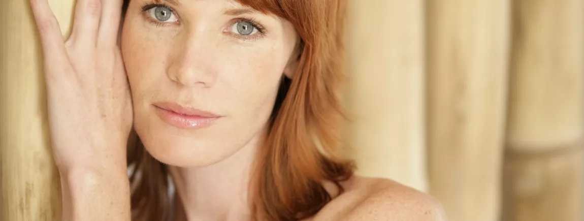 Nouvelles colorations pour nouvelle tête ! Jeune femme avec coiffure mi-longue et coloration rousse
