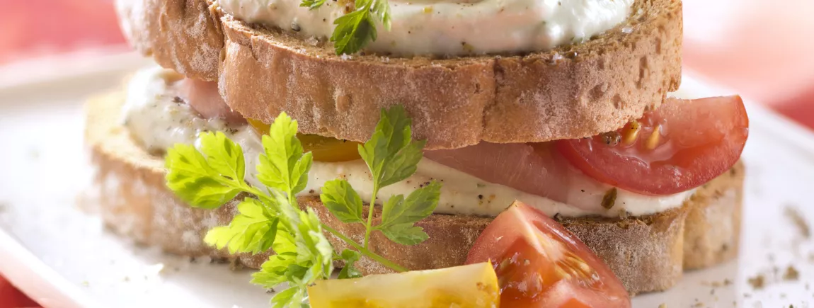 Tartine de chèvre et jambon cru avec Pelletier®