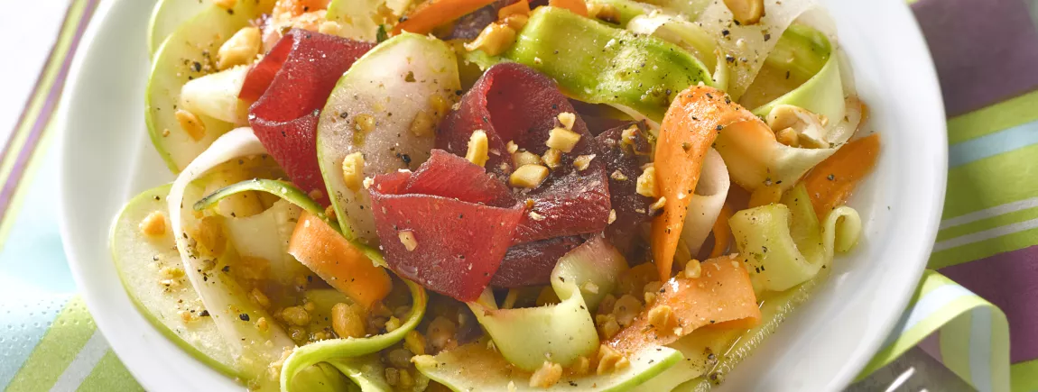 Tagliatelles de légumes crus en salade Tagliatelles de légumes crus en salade
