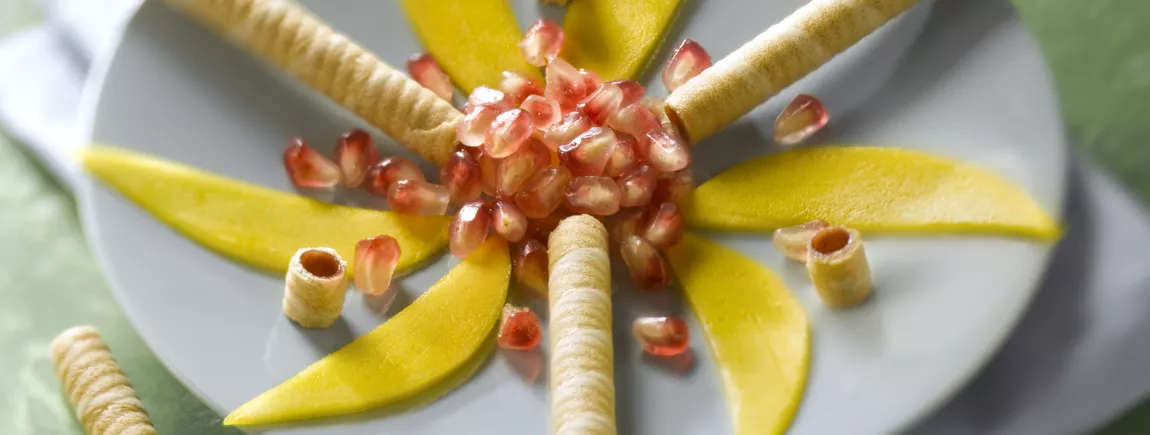 Salade de grenade, mangue et flûtes Paille d’Or®