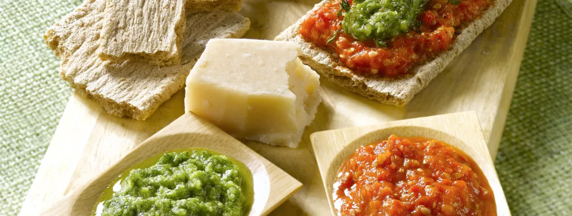 Cracotte® au caviar de poivrons rouges et pesto de roquette