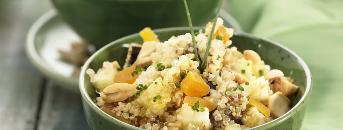 Salade de quinoa, fruits frais et secs Salade de quinoa, fruits frais et secs