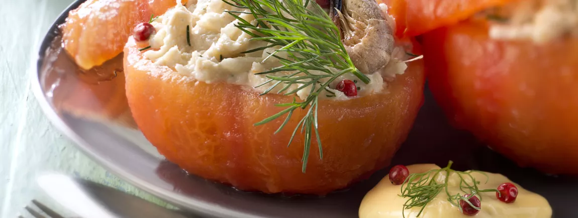 Tomates farcies au crabe, crevettes et Mayonnaise de Dijon Amora ®
