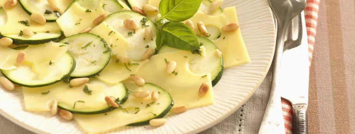 Carpaccio de courgettes au gruyère et aux pignons de pin