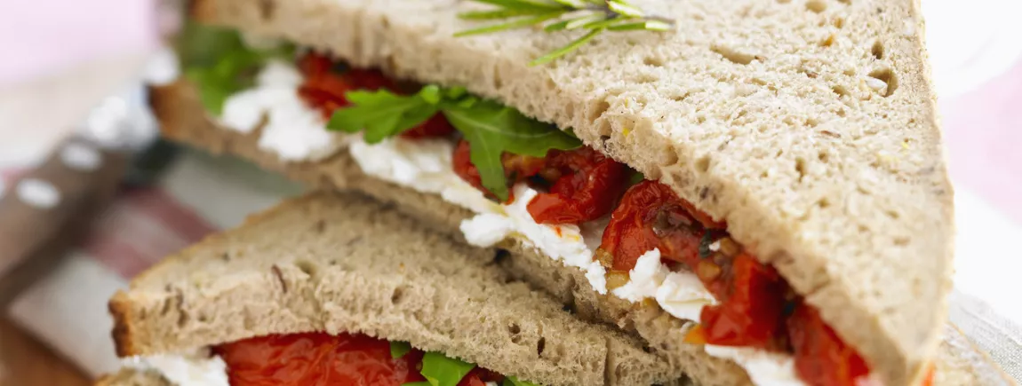 Club sandwich tomate, feta et roquette Club sandwich tomate, feta et roquette