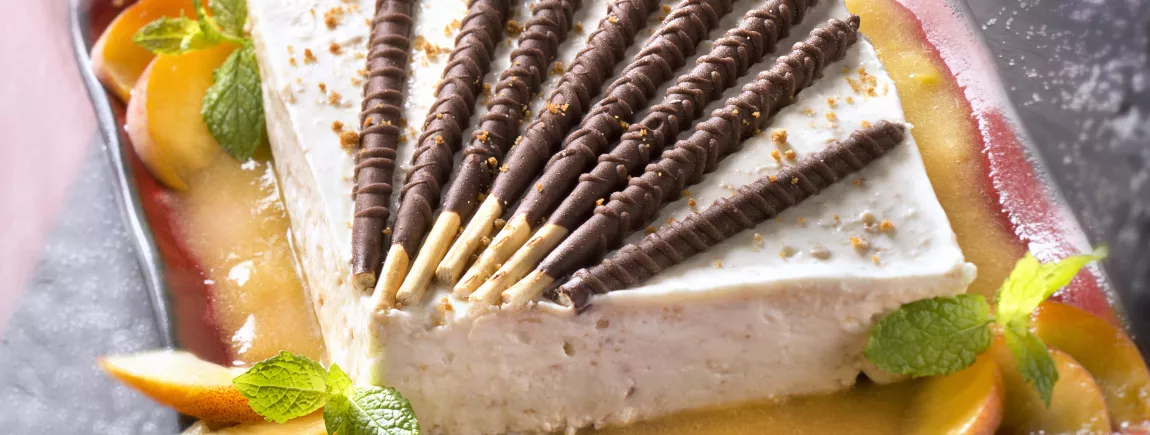 Gâteau au fromage blanc, coulis de pêche et Mikado® King Choco
