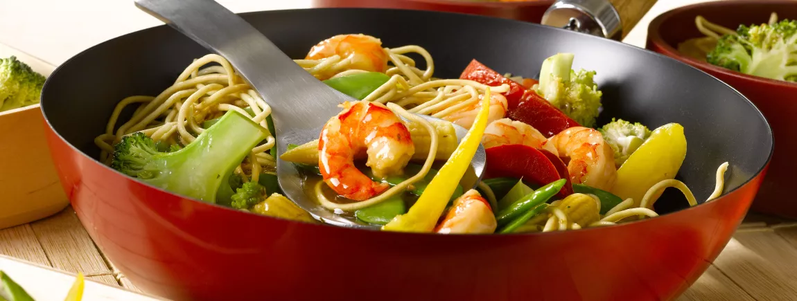 Wok de crevettes aux nouilles et aux légumes avec Knorr®
