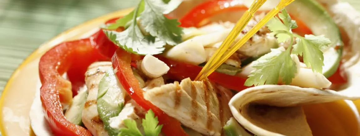Burrito au poulet, poivron rouge et avocat Burrito au poulet, poivron rouge et avocat
