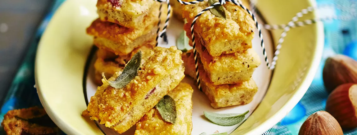 Financiers à la sauge, poudre de noisette et magret de canard fumé