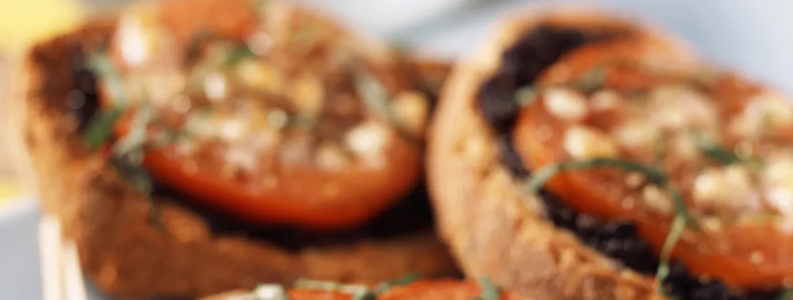 Tartines à l'ail et aux olives avec Amora® Tartines à l'ail et aux olives