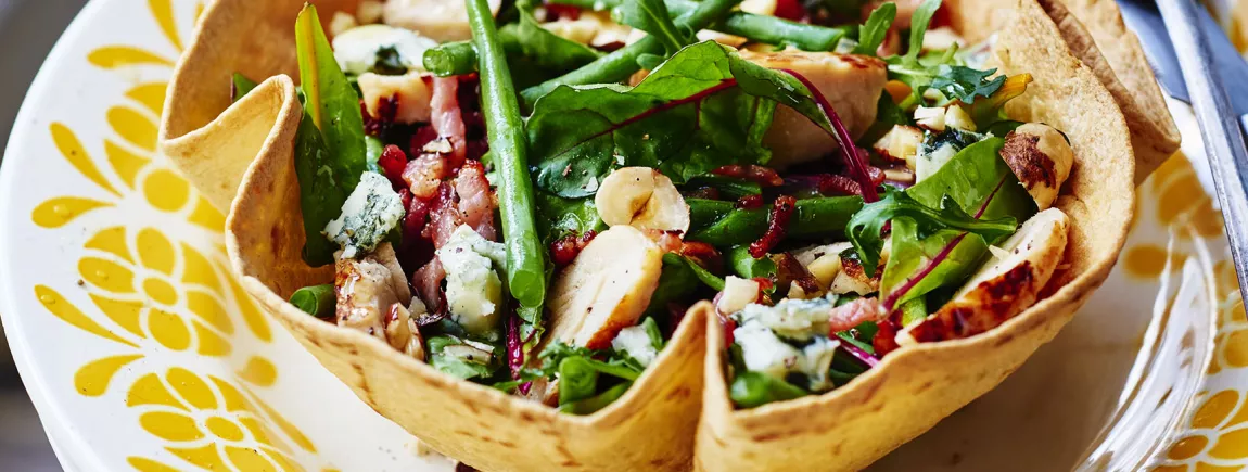 Salade tiède en corolle croustillante Salade tiède en corolle croustillante