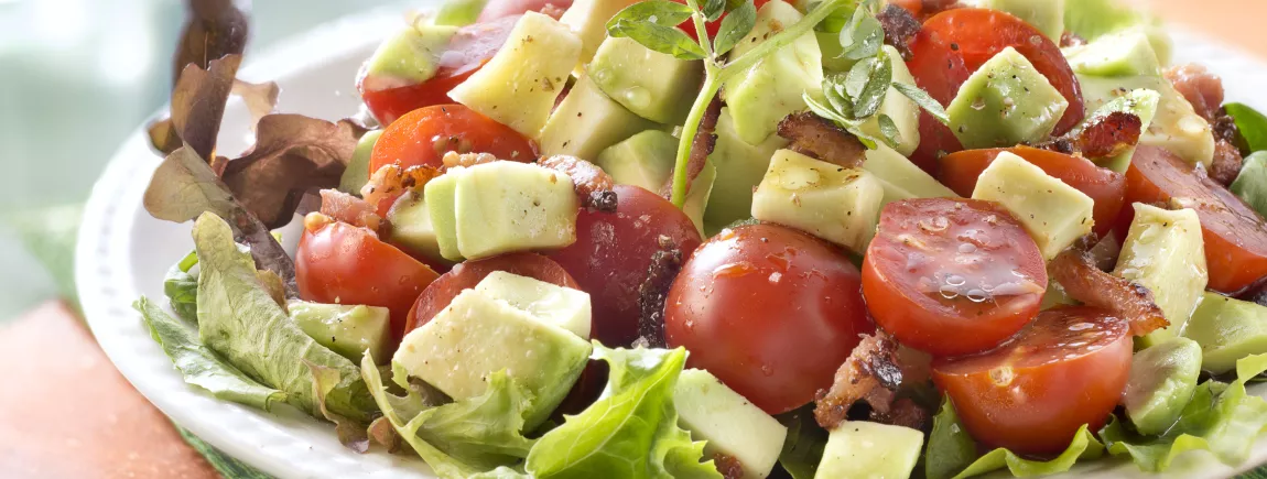 Salade d'avocats et lardons avec Maille®